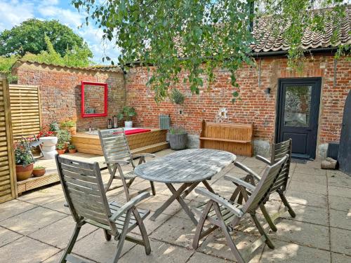 a table and chairs sitting on a patio at Sparrows Nest - Uk50109 in Longham