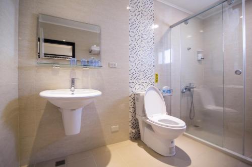 a bathroom with a toilet and a sink and a shower at Ai Lian Shan Shui Homestay in Magong