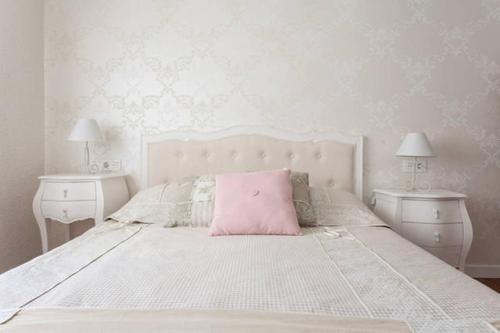 アリカンテにあるLovely Loft Ramblaの白いベッドルーム(ピンクの枕付きのベッド1台付)