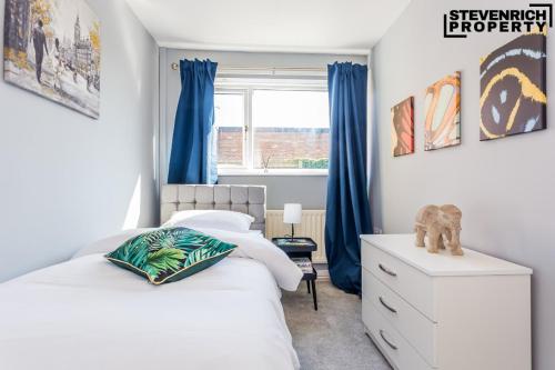 a bedroom with a bed and a cat on a dresser at Newly Refurbished Flat Parking 2 Bedrooms 4 Guests in Kenton