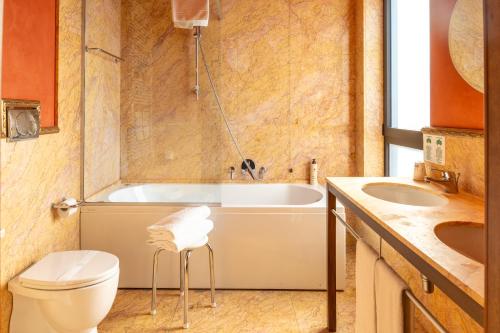 a bathroom with a tub and a toilet and a sink at La Pieve Hotel in Chiampo