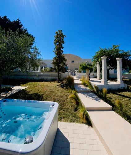 a large bath tub in a yard with a building at Casale Del Musico in Locorotondo