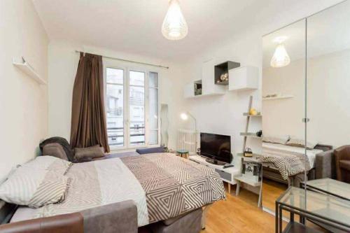 Celine 6 Modern Studio with Eiffel Tower View, Central Paris
