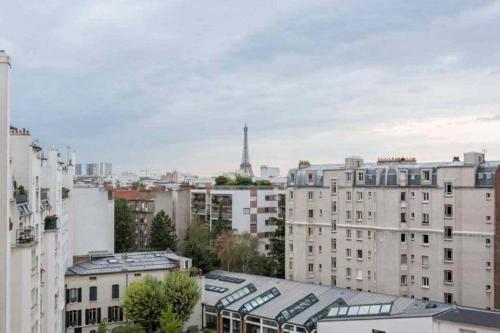 Celine 6 Modern Studio with Eiffel Tower View, Central Paris