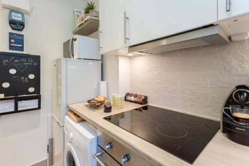 Celine 6 Modern Studio with Eiffel Tower View, Central Paris