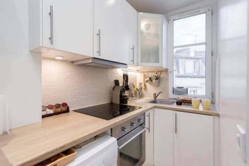 Celine 6 Modern Studio with Eiffel Tower View, Central Paris