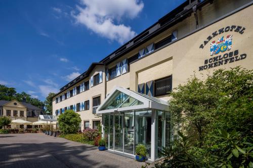 a building with a sign for a hotel at Parkhotel Hohenfeld Münster in Münster