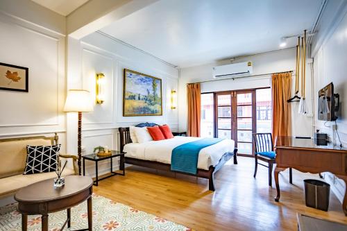 a hotel room with a bed and a desk at Na Vayla PaPlern in Bangkok