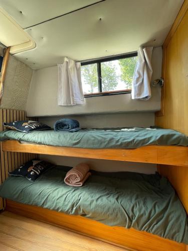 a room with two bunk beds and a window at Bateau Erebus - Bohême chic in Narbonne