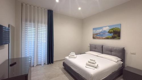 a bedroom with a bed with towels on it at Casa Varone del Vesuvio in Torre Annunziata