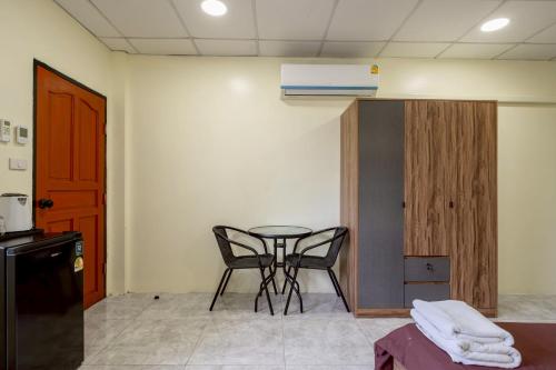 a room with a table and two chairs and a door at Blue Lake Residences - Pattaya in Nong Prue