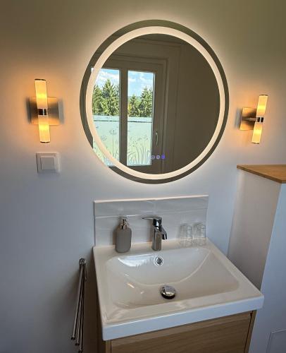 a bathroom with a sink and a mirror at B&B Heckerfeld in Burglahr