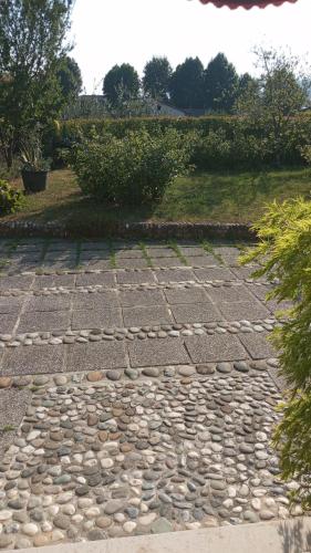 a stone walkway with rocks and plants in a yard at Casa Rosmarina in Pieve di Soligo