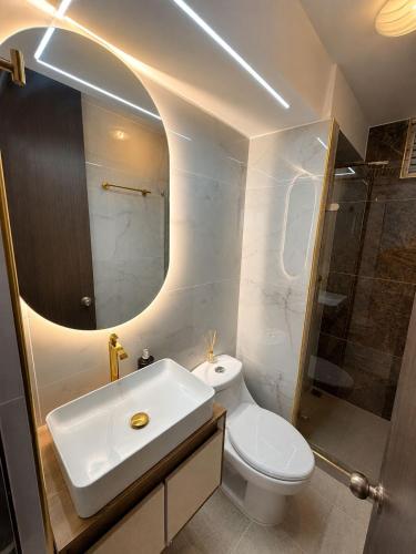 a bathroom with a sink and a toilet and a shower at Espectacular Apto in Ibagué
