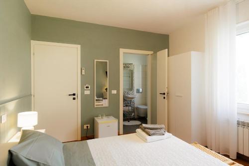 a bedroom with a bed and a bathroom at Bed & Breakfast L'Albero Maestro in Borgofranco dʼIvrea