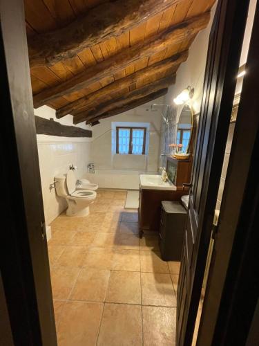 ein Badezimmer mit Toilette und Waschbecken in der Unterkunft Caserio Iruaritz in Amurrio