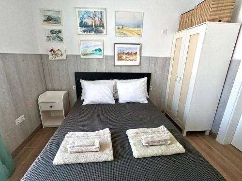 a bedroom with a bed with two towels on it at Paisaje Lunar in Tinajo