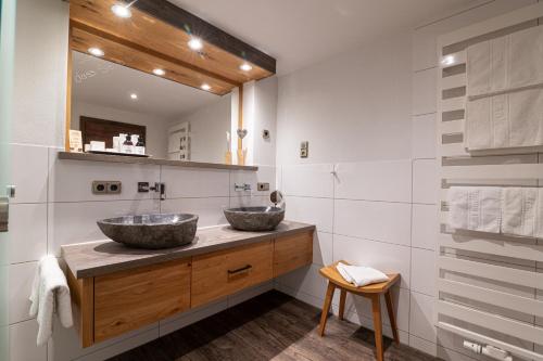 two sinks on a counter in a bathroom at Hotel Franks in Oberstdorf