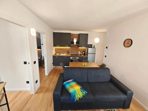 a living room with a couch and a kitchen at Trilo Orologio in Clusone