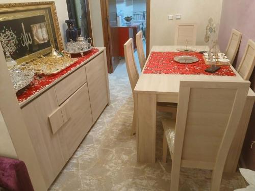a dining room with a table with a red counter top at App de luxe sur complexe ATANMIYA de MARTIL in Martil