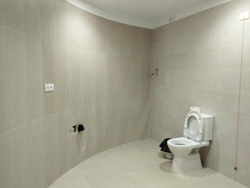 a bathroom with a toilet in a room at Ocean View Deluxe Studio with Sunset Balcony and Pool Playa Paraiso in Playa Paraiso