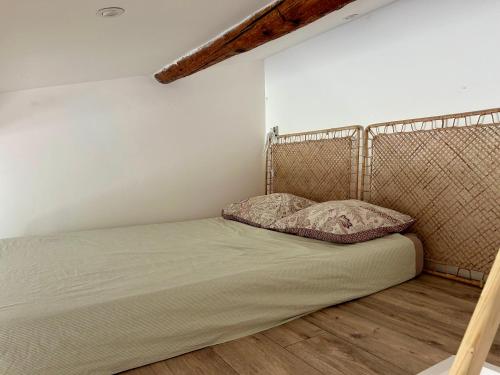 a bed in a room with a metal bed frame at Gîte en Provence in Mison