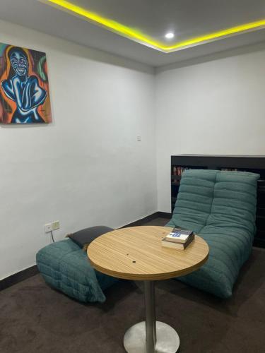 a room with a couch and a table with a green couch sidx sidx at CZ Apartments in Bardon Yana