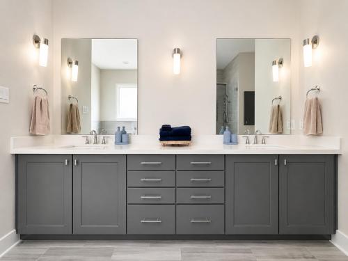 a bathroom with two sinks and a large mirror at Houston House Downtown Stays - Free Parking in Houston