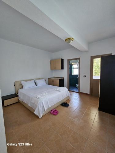 a bedroom with a large bed in a room at Hotel Engjell in Pogradec