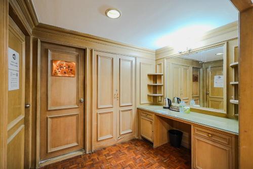 a bathroom with a vanity and a sink and a mirror at CASA Sukhumvit 39 - สุขุมวิท 39 in Klong Toi