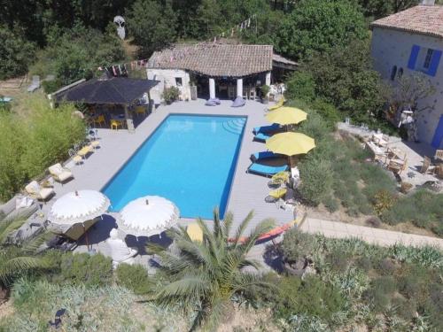 an aerial view of a swimming pool with umbrellas at Yourte piscine jacuzzi in Gréoux-les-Bains