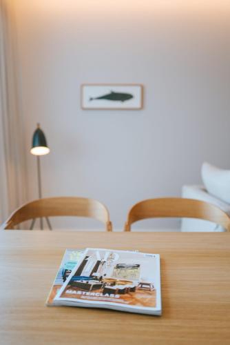 a magazine sitting on top of a wooden table at Sünn un See - Weststrand-Blick mit Sauna in Ahrenshoop