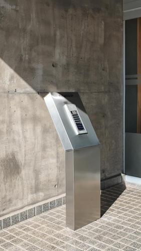 a machine sitting on the ground in front of a wall at Lomajobava in Godoy Cruz