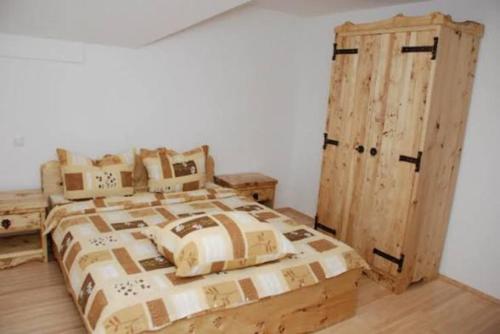 a bedroom with a bed and a wooden door at Balkis Resort in Bakinci