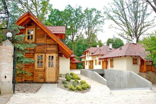 a house with a wooden door in a yard at Balkis Resort in Bakinci