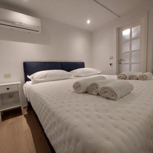 ein Schlafzimmer mit zwei Betten, auf denen Handtücher liegen in der Unterkunft Bonaca in Selca