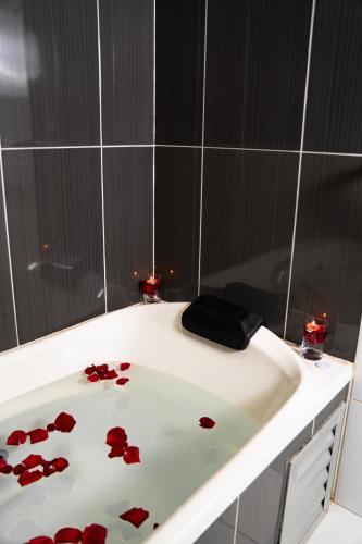 a bathroom with red roses on a bath tub at Bella Vista Hotel - Encarnación in Encarnación