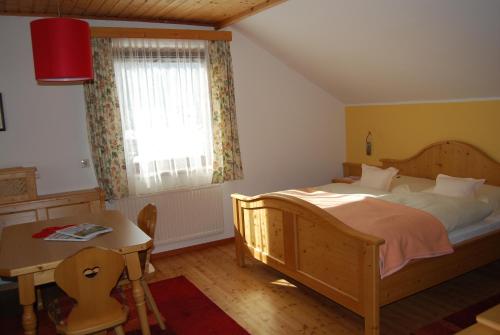 Кровать или кровати в номере Appartement Zweikofelblick
