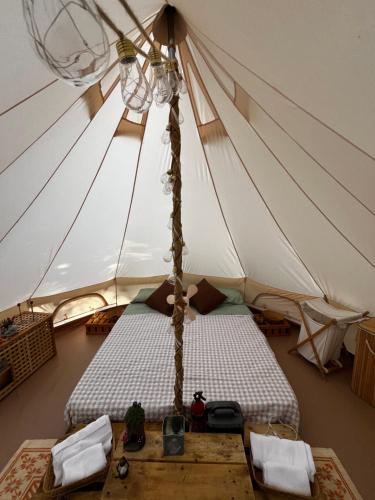 a room with two beds in a tent at S'incantu in Burgos