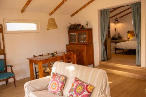 a living room with a couch and a table and a bed at Raíces da Costa Ártabra in Islote Mouron