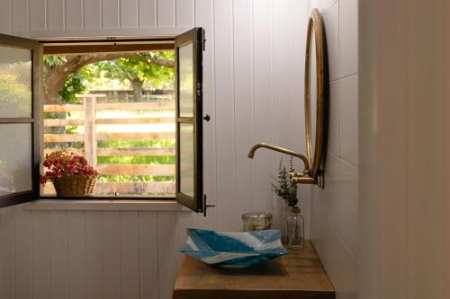 a bathroom with a sink and a window at Raíces da Costa Ártabra in Islote Mouron