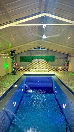 a large pool of water in a swimming pool at ريف سوق نزوى in Nizwa