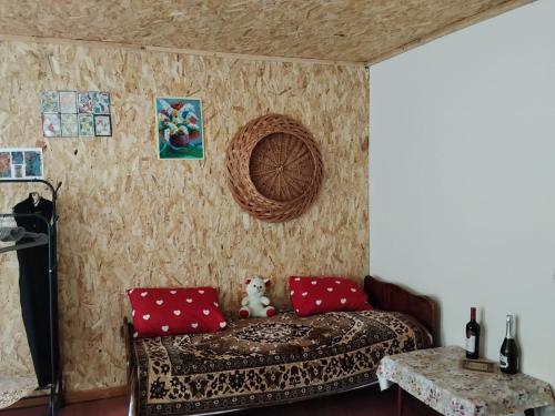 a bedroom with a bed with red pillows at Shios kari in Glola