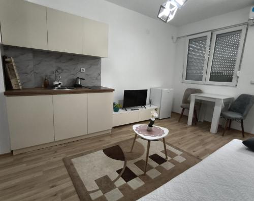 a living room with a kitchen and a table at N&L apartments in Strumica