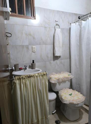 a bathroom with a sink and a toilet at Acogedora cabaña Hospedaje Mérida in Mérida