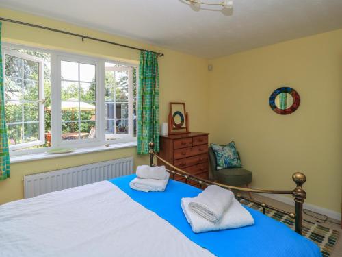 a bedroom with a bed and a window at Evergreen in Broadway