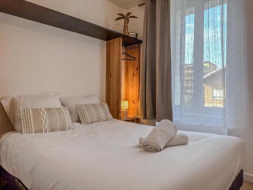 a bedroom with a white bed with a window at Le Charles - Gare - CEA - STMicro in Fontaine