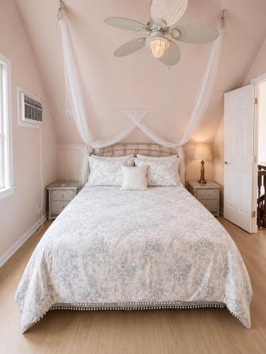 a bedroom with a bed with a ceiling fan at Driftwood Getaway Vacation home in Fort Myers Beach