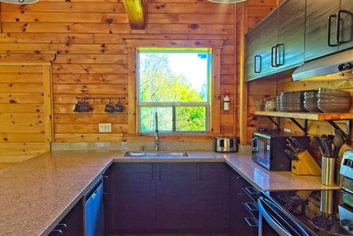 a kitchen with a sink and a window at Renovated 6 Bedroom Chalet Hot Tub Near Village in Blue Mountains