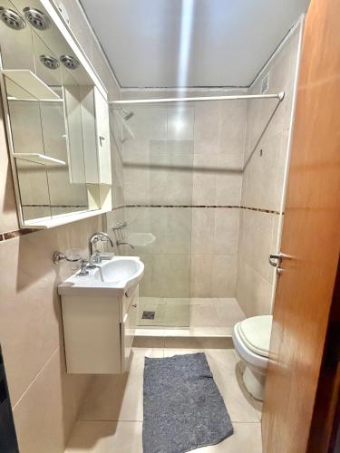 a bathroom with a sink and a toilet and a mirror at Alojamiento Yésica in Resistencia
